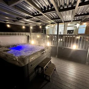 https://numero-venti-aparthouse-wifi-parking-hot-tub.hotels-newcastle-upon-tyne.com